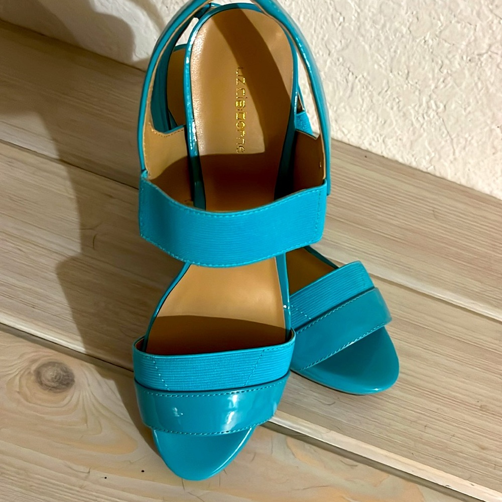 Size 8 Teal Liz Claiborne heel is as good as new!!
